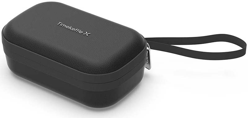 Закритий кейс Timekettle X1, вид під кутом з ремінцем